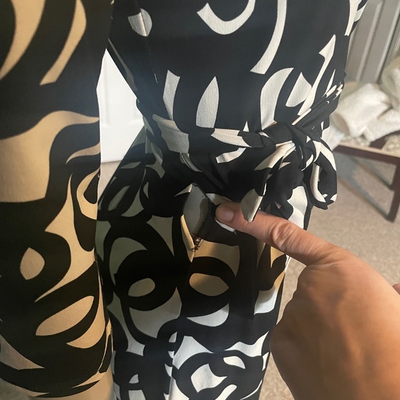 London Times cream and black wrap dress with a hole on the seam- see pics M-L - Picture 4 of 11